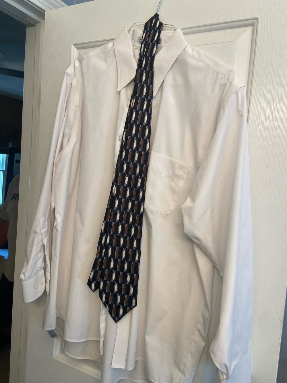 Geoffrey Beene White Dress Shirt with Point Collar and Chest Pocket